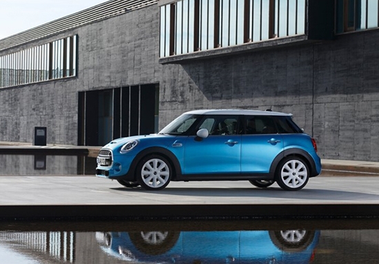 MINI Cooper 五门版，时尚与实用的完美结合